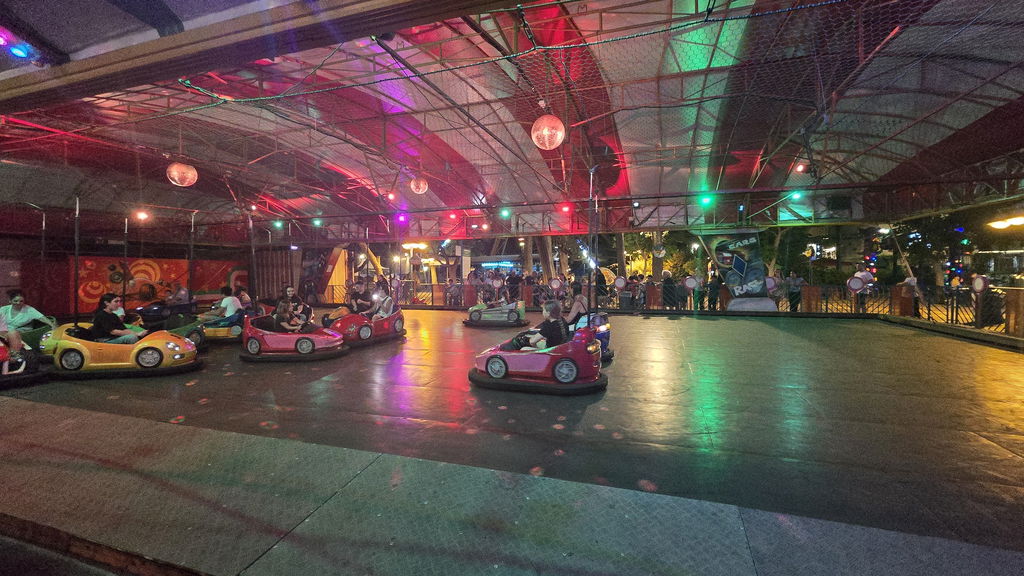 Bumper Cars (מכוניות מתנגשות)