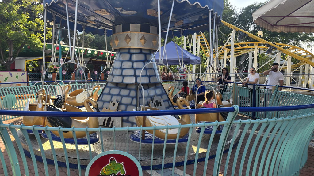 Swan Carousel (קרוסלת ברבורים)