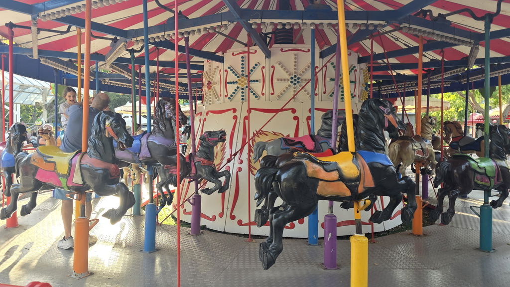 Horse Carousel (קרוסלת סוסים)