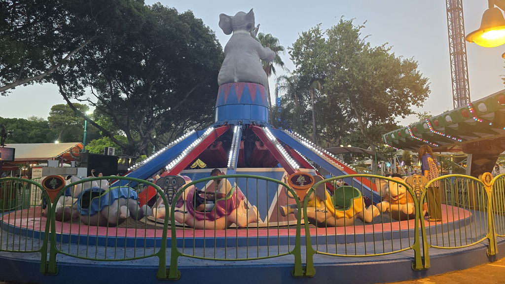 Elephant Carousel (קרוסלת פילים)
