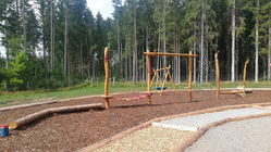 Spielplatz mit Barfußweg